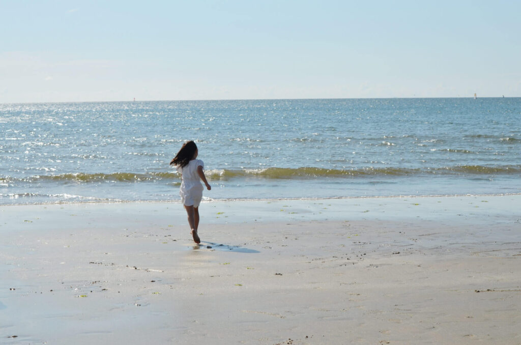 海へ向かう少女